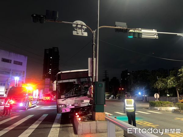 ▲▼蕭姓男子凌晨零時許駕客車行駛高楠公路時，疑精神不濟，自撞快慢車道分隔島，所幸車上無乘客，無人受傷。（圖／記者吳世龍翻攝）