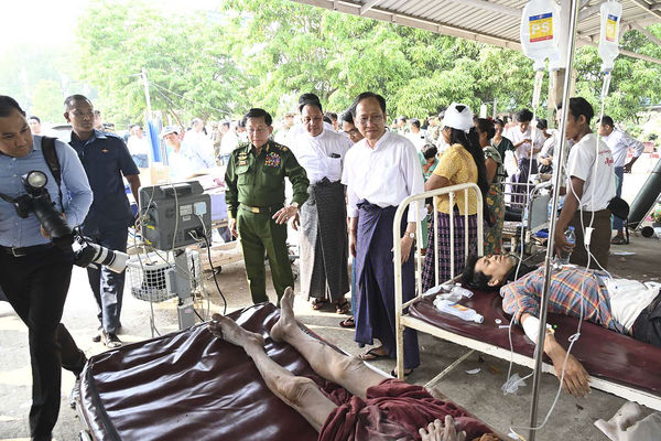 ▲▼緬甸軍政府領袖敏昂萊（Min Aung Hlaing）在首都奈比多探視地震傷患。（圖／達志影像／美聯社）