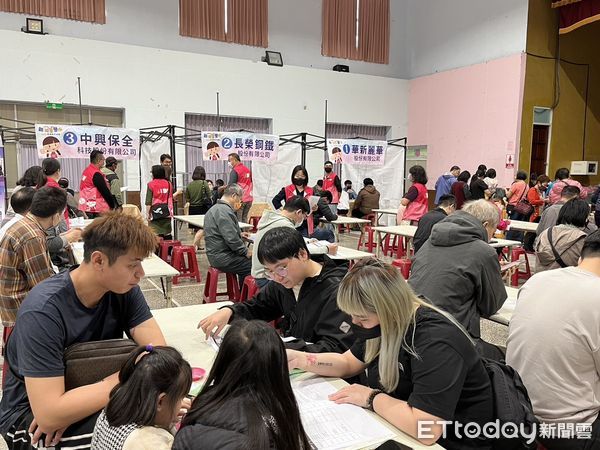▲動部勞動力發展署雲嘉南分署新營就業中心29日於新營糖廠中山堂舉辦徵才活動，共有20家廠商開出超過600個職缺，吸引不少青年朋友或想轉職民眾求職卡位。（圖／記者林東良翻攝，下同）
