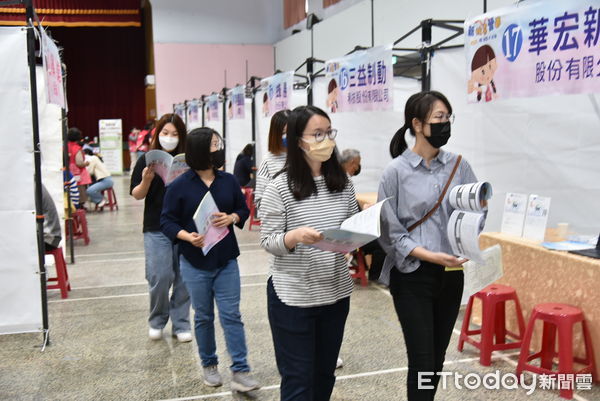 ▲動部勞動力發展署雲嘉南分署新營就業中心29日於新營糖廠中山堂舉辦徵才活動，共有20家廠商開出超過600個職缺，吸引不少青年朋友或想轉職民眾求職卡位。（圖／記者林東良翻攝，下同）