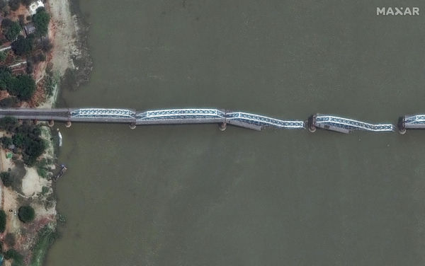 ▲▼ 緬甸大地震衛星影像前後對比照。因瓦大橋（Inwa Bridge）。（圖／路透）