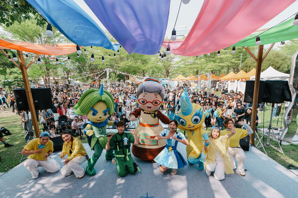 ▲藝人李岳首次站上大港開唱舞台表演，粉絲深情告白等了他20年。（圖／小公視提供）