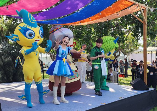 ▲藝人李岳首次站上大港開唱舞台表演，粉絲深情告白等了他20年。（圖／李岳提供）