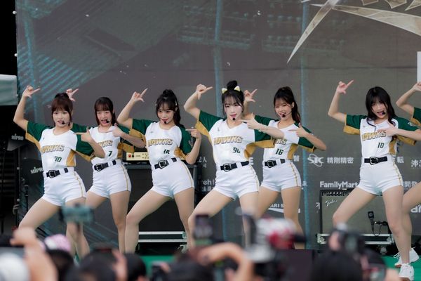 ▲Wing Stars《Cheer it up加大》，以魔性旋律搭配整齊劃一的舞蹈動作。（圖／桂田文創提供）