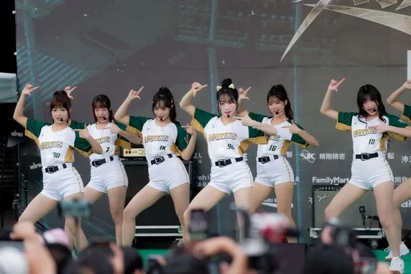 ▲Wing Stars《Cheer it up加大》，以魔性旋律搭配整齊劃一的舞蹈動作。（圖／桂田文創提供）