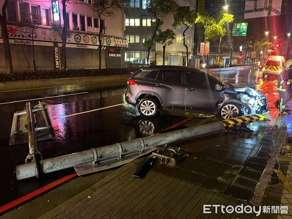 ▲▼朱姓多元計程車駕駛自撞路旁號誌桿             。（圖／記者陳以昇翻攝）
