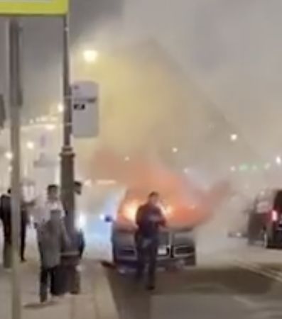 普丁車隊遇襲？豪車遭火海吞噬　莫斯科街頭上演驚魂記