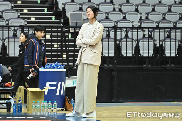 ▲▼2025UBA大專籃球聯賽決賽女子組季軍戰，世新大學總教練林紀妏。（圖／記者李毓康攝）