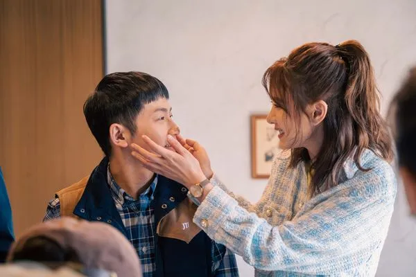 ▲安心亞在《歡迎光臨 二代咖啡》與蔡昌憲譜出長短腳之戀。（圖／甲普國際媒體提供）