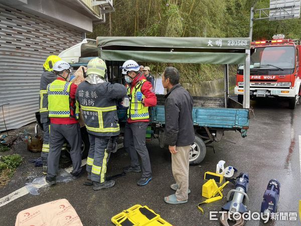 ▲▼       苗栗小貨車自撞，女駕駛送醫      。（圖／記者楊永盛翻攝）