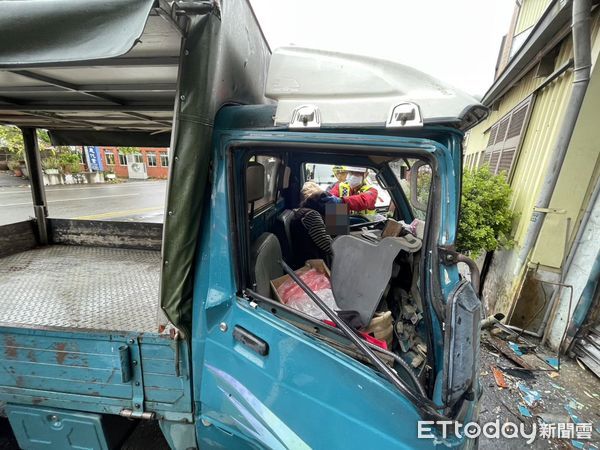 ▲▼       苗栗小貨車自撞，女駕駛送醫      。（圖／記者楊永盛翻攝）