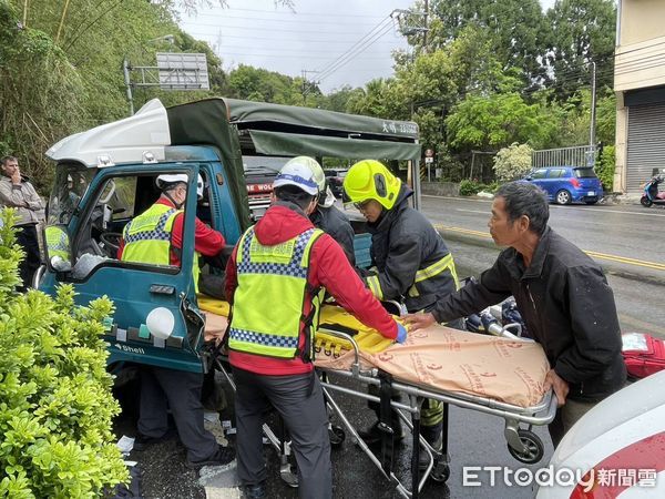 ▲▼       苗栗小貨車自撞，女駕駛送醫      。（圖／記者楊永盛翻攝）