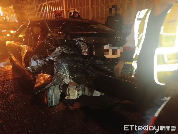▲▼小客車拋錨停台64車道，遭多元計程車追撞，2駕駛輕傷送醫             。（圖／記者陳以昇翻攝）