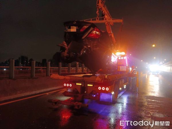 ▲▼小客車拋錨停台64車道，遭多元計程車追撞，2駕駛輕傷送醫             。（圖／記者陳以昇翻攝）