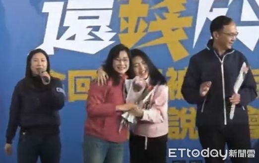 ▲徐巧芯擁抱秦慧珠。（圖／記者鄭佩玟攝）