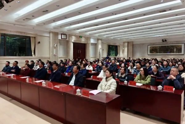 ▲▼陸紀委召集官員配偶　看貪官「痛哭懺悔」教育片。（圖／翻攝微博）