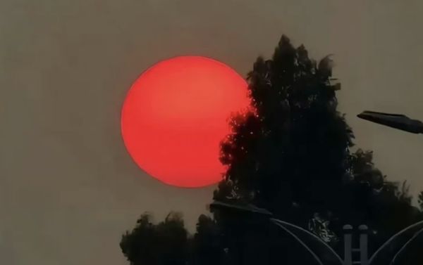 ▲▼緬甸強震後　雲南天空出現「血紅太陽」。（圖／翻攝微博）