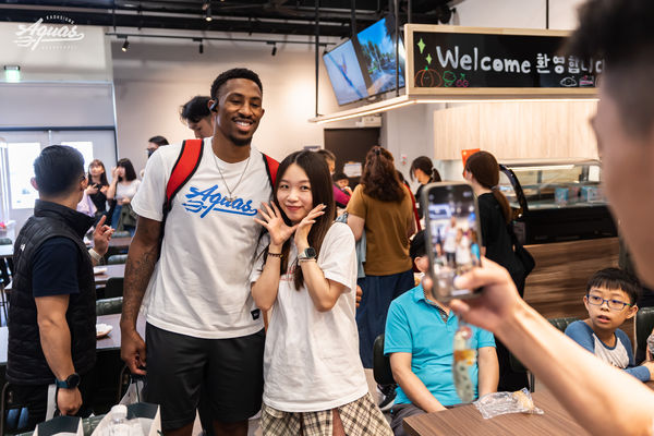 ▲呂威霆、高餐大附中校曾河嶸、和歌山縣立南部高等學校辻強志校長、克雷格、邱子軒。（圖／海神提供）