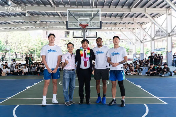 ▲呂威霆、高餐大附中校曾河嶸、和歌山縣立南部高等學校辻強志校長、克雷格、邱子軒。（圖／海神提供）