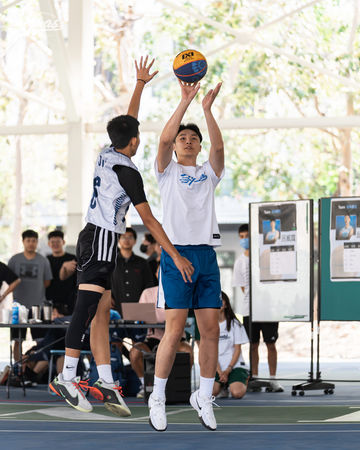 ▲呂威霆、高餐大附中校曾河嶸、和歌山縣立南部高等學校辻強志校長、克雷格、邱子軒。（圖／海神提供）