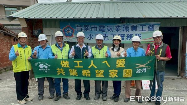 ▲台南市勞工局「做工行善團」修繕志工發揮專長，為弱勢家庭修繕房屋，致力於讓台南市成為幸福安居的城市，30日做工行善團兵分兩路前往善化區和柳營區進行房屋修繕。（圖／記者林東良翻攝，下同）