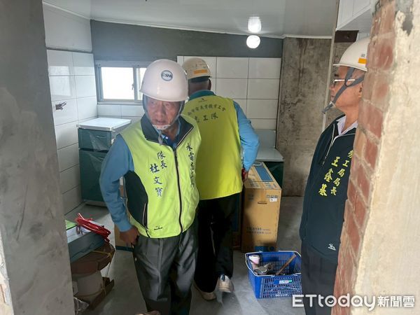 ▲台南市勞工局「做工行善團」修繕志工發揮專長，為弱勢家庭修繕房屋，致力於讓台南市成為幸福安居的城市，30日做工行善團兵分兩路前往善化區和柳營區進行房屋修繕。（圖／記者林東良翻攝，下同）