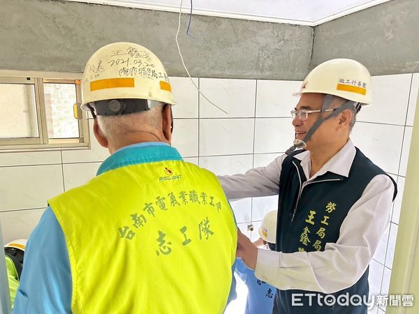 ▲台南市勞工局「做工行善團」修繕志工發揮專長，為弱勢家庭修繕房屋，致力於讓台南市成為幸福安居的城市，30日做工行善團兵分兩路前往善化區和柳營區進行房屋修繕。（圖／記者林東良翻攝，下同）