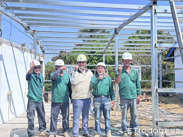 ▲台南市勞工局「做工行善團」修繕志工發揮專長，為弱勢家庭修繕房屋，致力於讓台南市成為幸福安居的城市，30日做工行善團兵分兩路前往善化區和柳營區進行房屋修繕。（圖／記者林東良翻攝，下同）