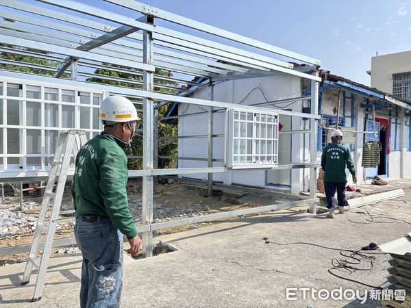 ▲台南市勞工局「做工行善團」修繕志工發揮專長，為弱勢家庭修繕房屋，致力於讓台南市成為幸福安居的城市，30日做工行善團兵分兩路前往善化區和柳營區進行房屋修繕。（圖／記者林東良翻攝，下同）