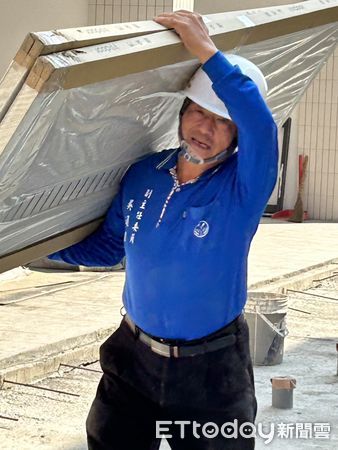 ▲台南市勞工局「做工行善團」修繕志工發揮專長，為弱勢家庭修繕房屋，致力於讓台南市成為幸福安居的城市，30日做工行善團兵分兩路前往善化區和柳營區進行房屋修繕。（圖／記者林東良翻攝，下同）