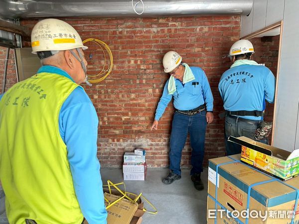 ▲台南市勞工局「做工行善團」修繕志工發揮專長，為弱勢家庭修繕房屋，致力於讓台南市成為幸福安居的城市，30日做工行善團兵分兩路前往善化區和柳營區進行房屋修繕。（圖／記者林東良翻攝，下同）