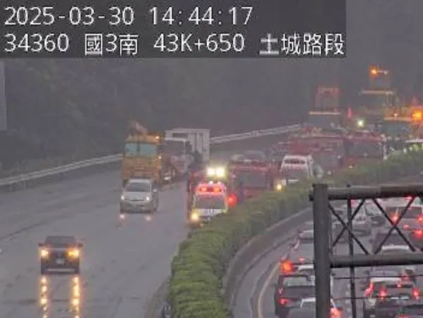 ▲▼      國道三號4車連環撞       。（圖／翻攝高速公路1968）