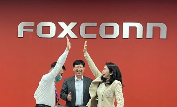 ▲▼鴻海輪值主席楊秋瑾上任。（圖／鴻海提供）