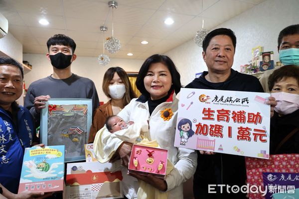 ▲「雲林萬寶龍」催生 喜迎第8000位新生兒 ，縣長張麗善前往虎尾向新生兒及新手爸媽道賀恭喜。（圖／記者游瓊華翻攝）