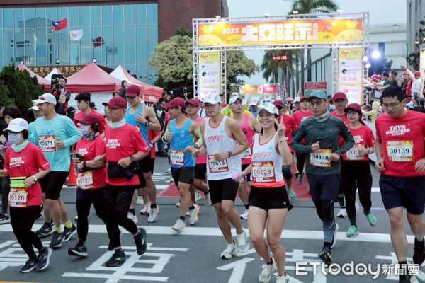 ▲2025大亞旺萊馬拉松於30日清晨在台南關廟熱力開跑，賽事吸引近7600名跑者熱情參與，市長黃偉哲、大亞集團董事長沈尚弘為賽事鳴笛啟跑。（圖／記者林東良翻攝，下同）