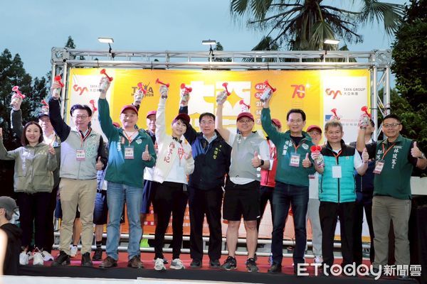 ▲2025大亞旺萊馬拉松於30日清晨在台南關廟熱力開跑，賽事吸引近7600名跑者熱情參與，市長黃偉哲、大亞集團董事長沈尚弘為賽事鳴笛啟跑。（圖／記者林東良翻攝，下同）