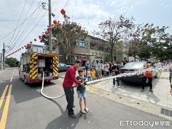 ▲南消一大隊柳營分隊結合台南柳營中興社區，30日舉辦了親子活動，設置了多個關卡，讓家長能帶著小朋友一同參與。（圖／記者林東良翻攝，下同）