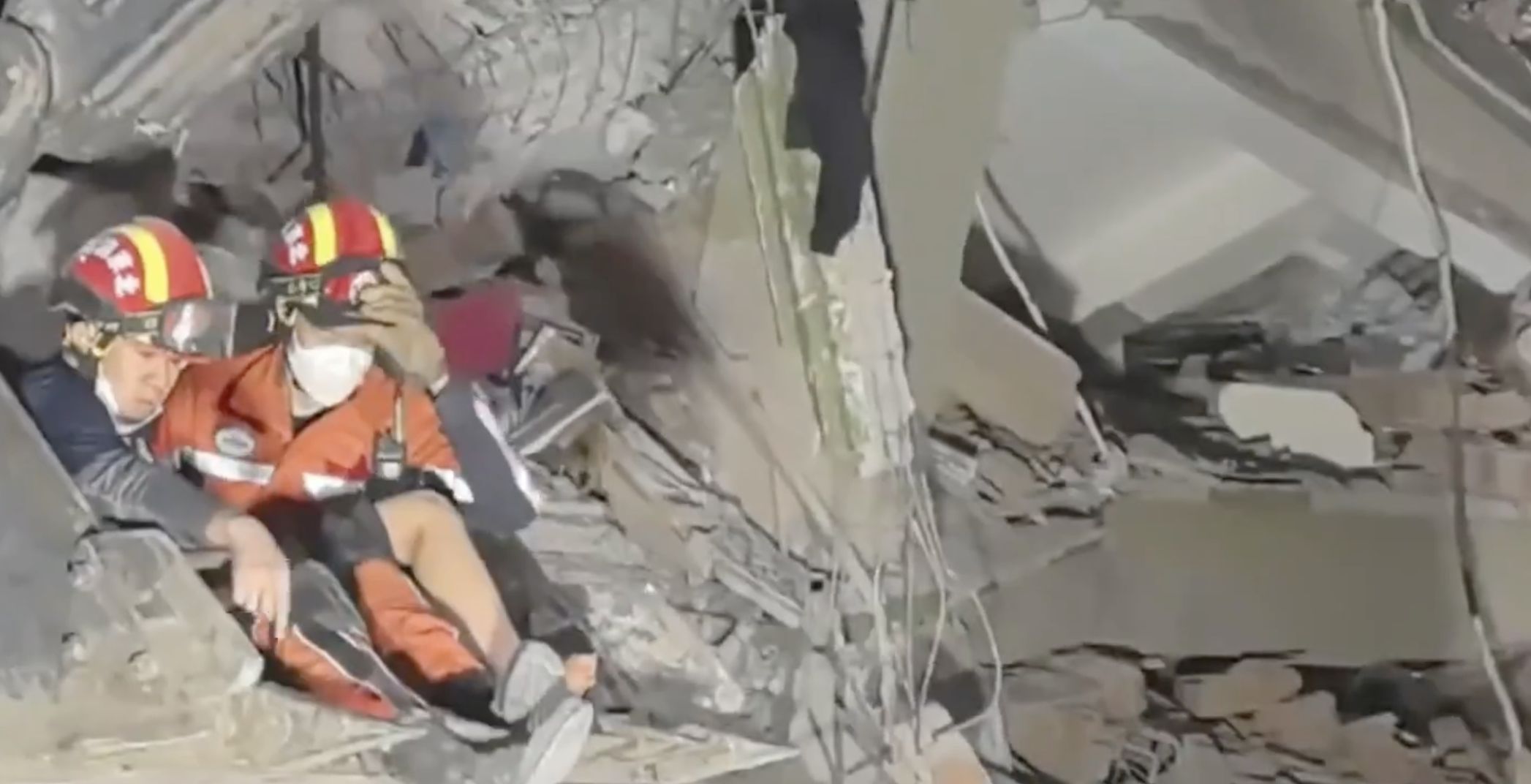 ▲大陸救援隊從曼德勒災區瓦礫堆中救出一名受困60小時的孩童。（圖／翻攝央視）