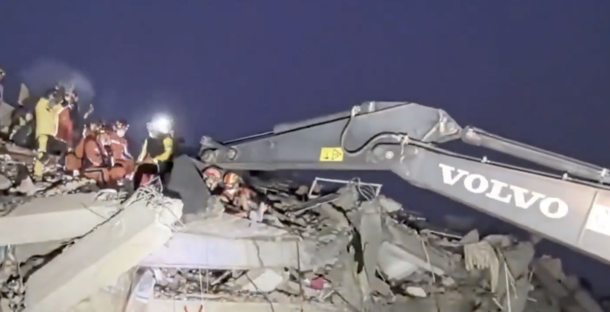 ▲大陸救援隊從曼德勒災區瓦礫堆中救出一名受困60小時的孩童。（圖／翻攝央視）