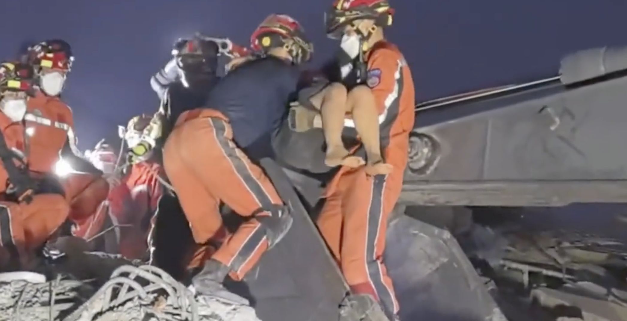 ▲大陸救援隊從曼德勒災區瓦礫堆中救出一名受困60小時的孩童。（圖／翻攝央視）