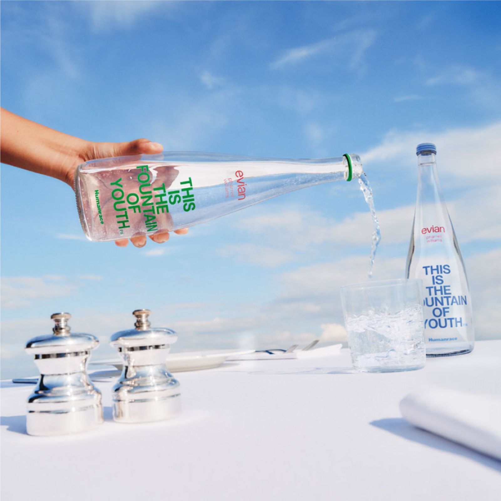 春天就要來點氣泡Cheer Up！evian與饒舌歌手聯名推出年度限量紀念瓶　泰山草莓氣泡水浪漫回歸