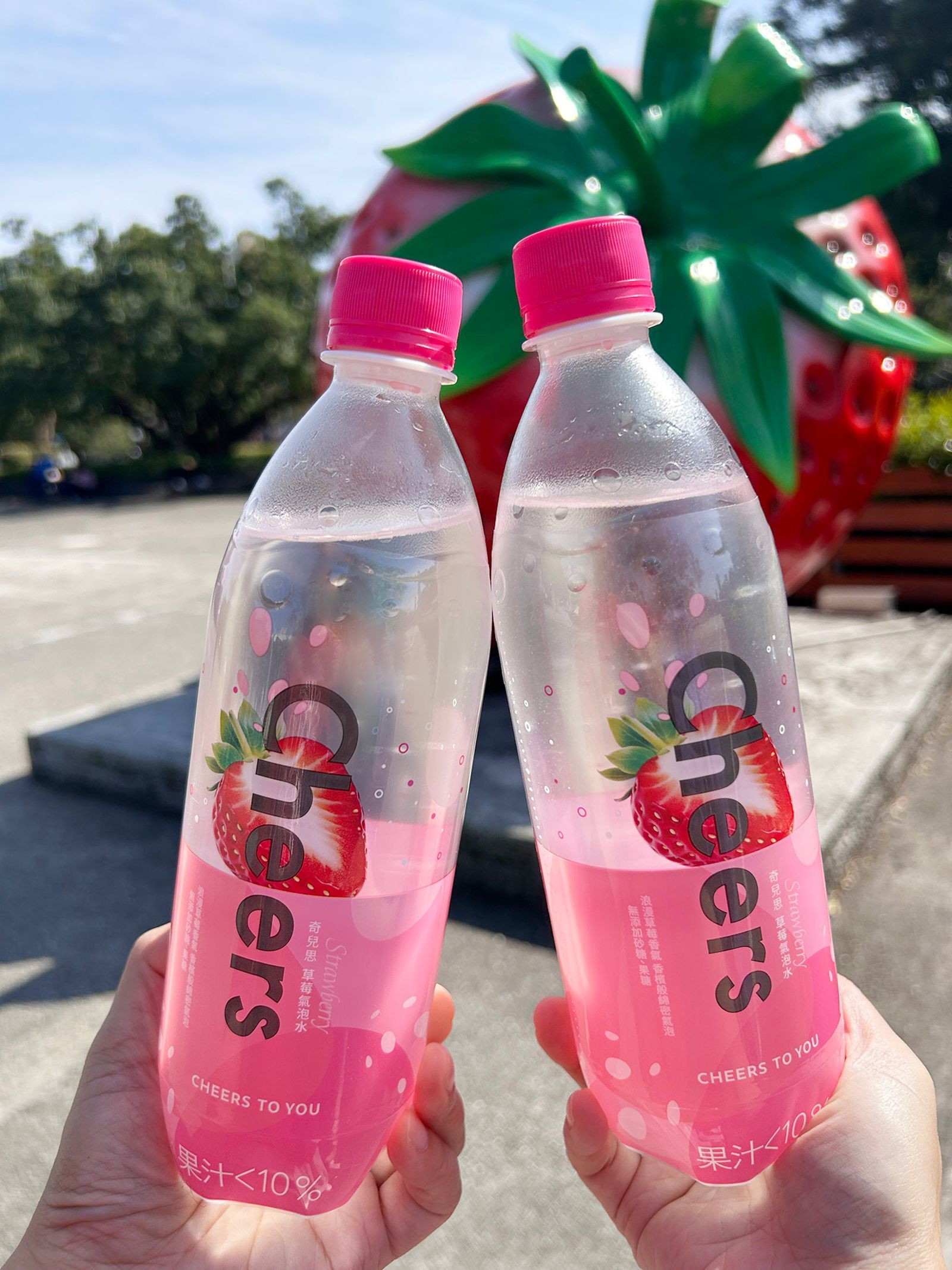 春天就要來點氣泡Cheer Up！evian與饒舌歌手聯名推出年度限量紀念瓶　泰山草莓氣泡水浪漫回歸
