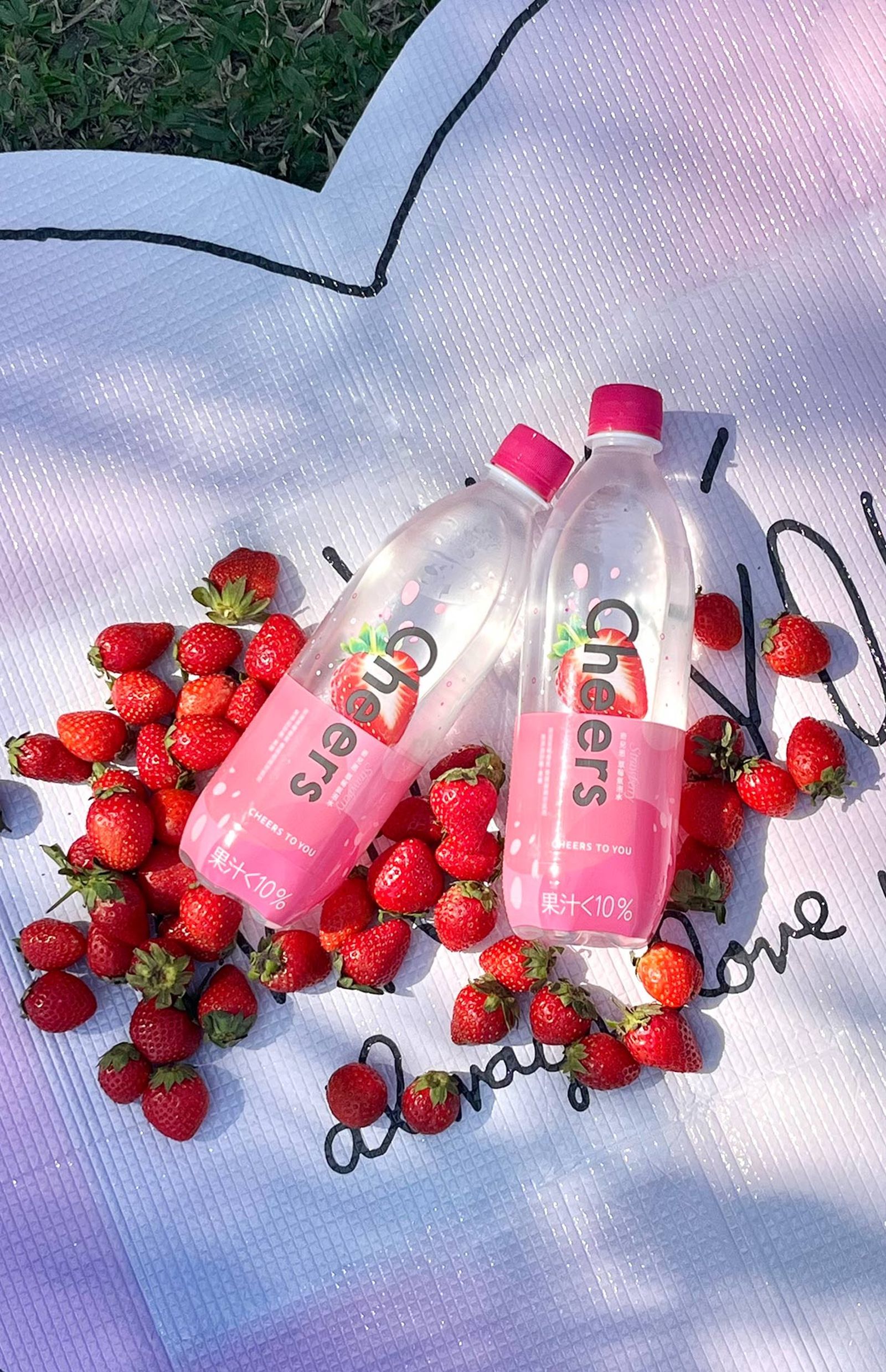 春天就要來點氣泡Cheer Up！evian與饒舌歌手聯名推出年度限量紀念瓶　泰山草莓氣泡水浪漫回歸
