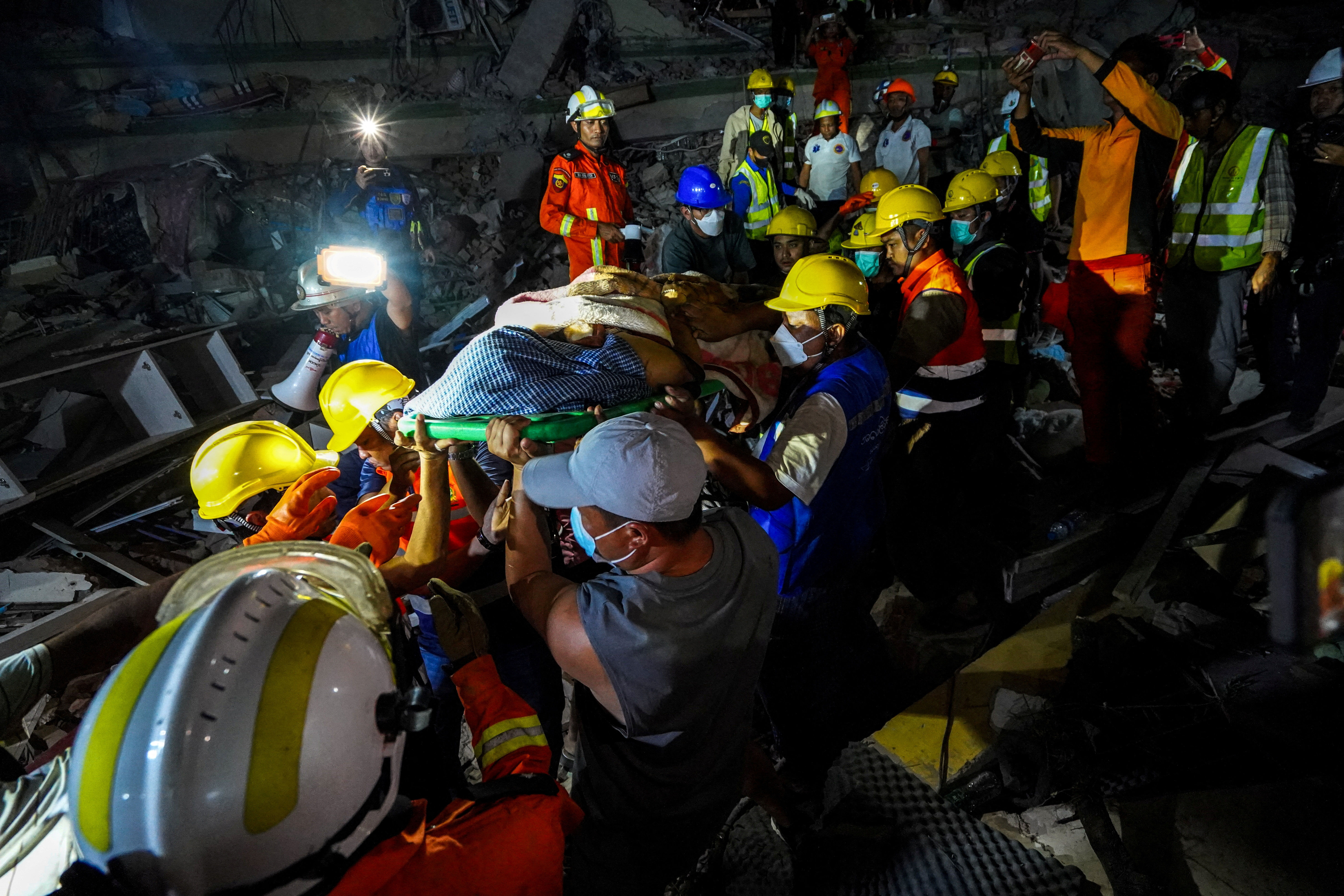 ▲緬甸倒塌公寓仍在持續救援中。（圖／路透）