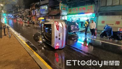 基隆轎車自撞側翻！車內赫見「電子煙彈」　駕駛被帶回驗尿