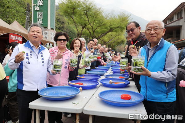 ▲南投梅子節於信義鄉農會登場，500人齊聚體驗製梅。（圖／南投縣政府提供）