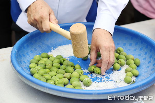 ▲南投梅子節於信義鄉農會登場，500人齊聚體驗製梅。（圖／南投縣政府提供）