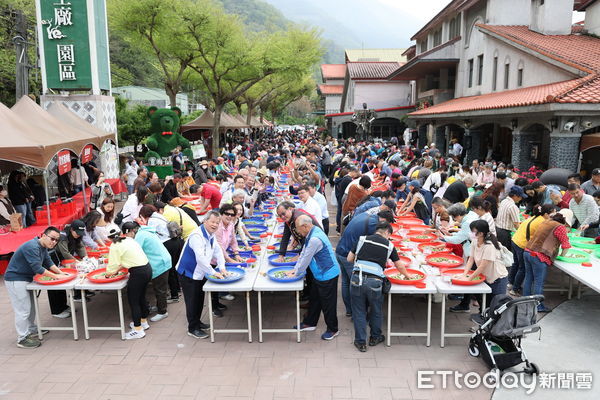 ▲南投梅子節於信義鄉農會登場，500人齊聚體驗製梅。（圖／南投縣政府提供）