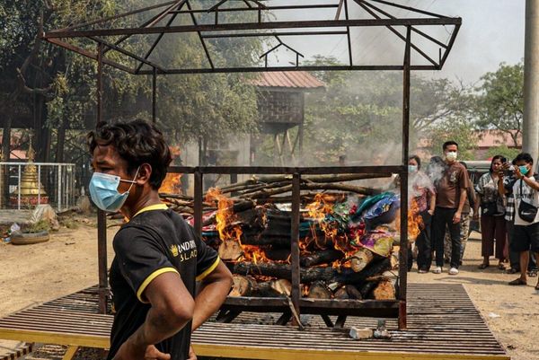 ▲▼緬甸火葬場不堪重負，不少家屬直接在空地上焚燒遺體。（圖／翻攝自今日緬甸）