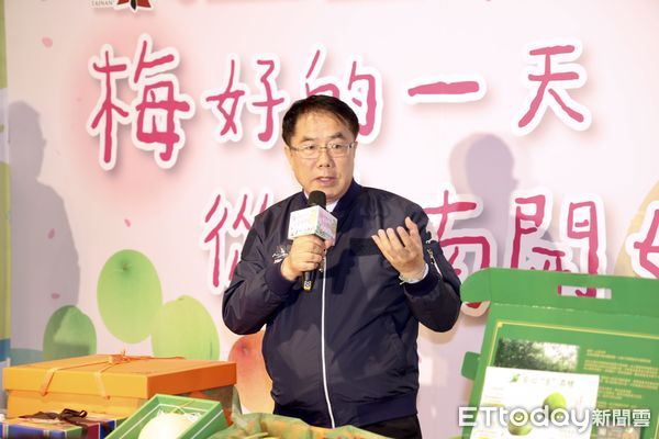 ▲台南市長黃偉哲30日下午偕農業局與台南農民，一同前往桃園火車站前桃園大遠百，行銷台南農特產，讓北部民眾一同享受新鮮直送的春天美味。（圖／記者林東良翻攝，下同）